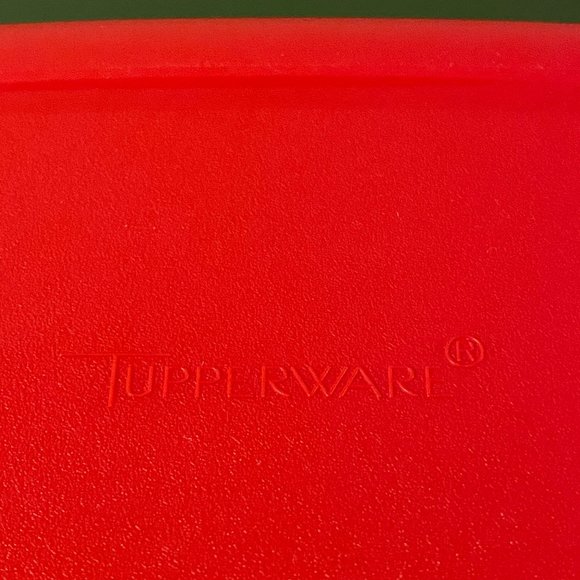 Tupperware plastic Plates set of 4 red/green - Picture 4 of 5